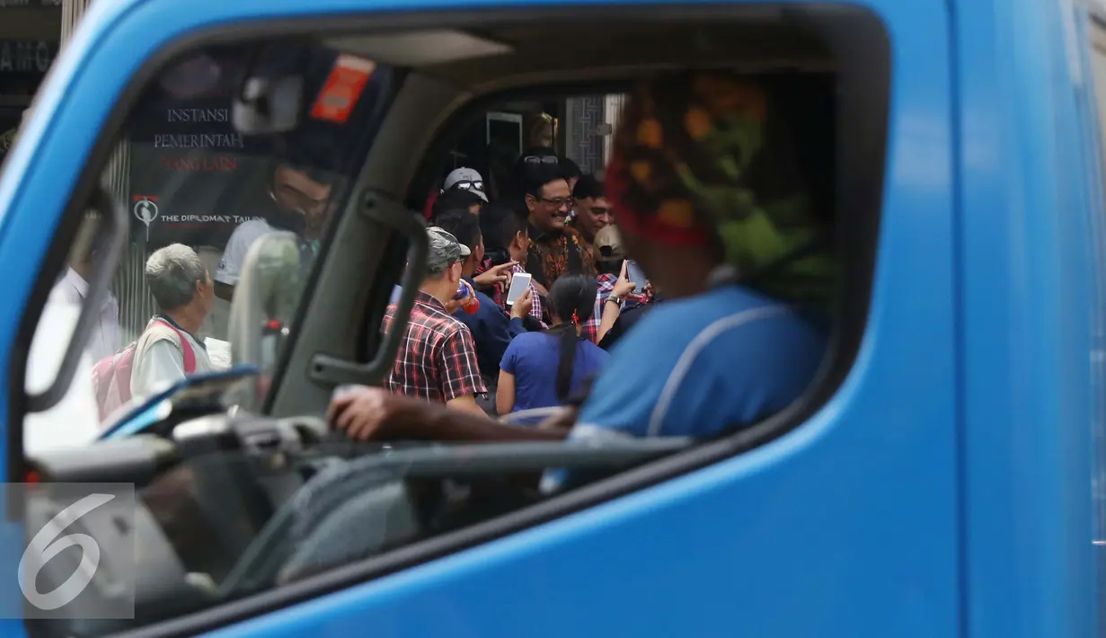 Calon Wakil Gubernur DKI Jakarta Djarot Saiful Hidayat dikerumuni warga saat blusukan ke kawasan Pasar Baru, Jakarta, Senin (14/11). Sebelumnya pada blusukan ini Djarot sempat mendapat penolakan dari sejumlah warga. (Liputan6.com/Gempur M. Surya)