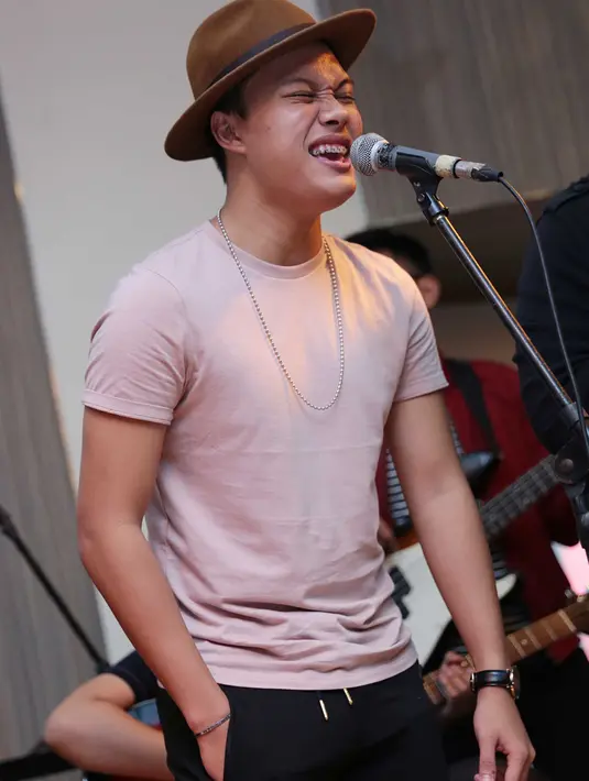 Pelantun lagu Kesempurnaan Cinta itu mengungkapkan senang dan bangga. Single bisa masuk dalam album kompilasi. Apalagi bisa diterima baik oleh masyarakat. (Deki Prayoga/Bintang.com)