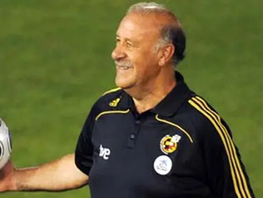 Aksi pelatih Timnas Spanyol, Vicente del Bosque di sesi latihan yang berlatih di Romano Stadium, Merida, 8 September 2009, jelang laga kualifikasi melawan Estonia. AFP PHOTO / JAVIER SORIANO 