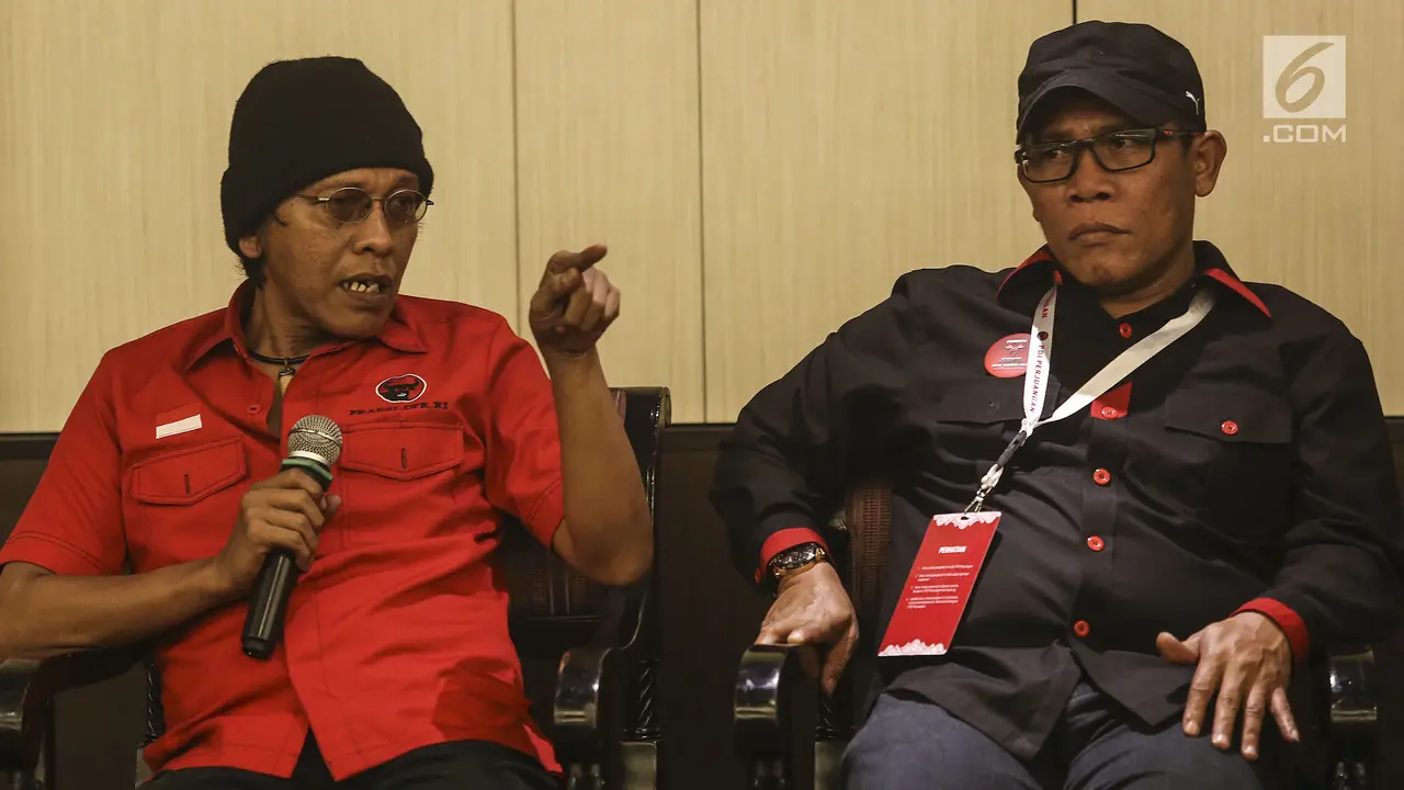 Gaya Santai Adian Napitupulu dan Masinton Pasaribu di Kongres PDIP