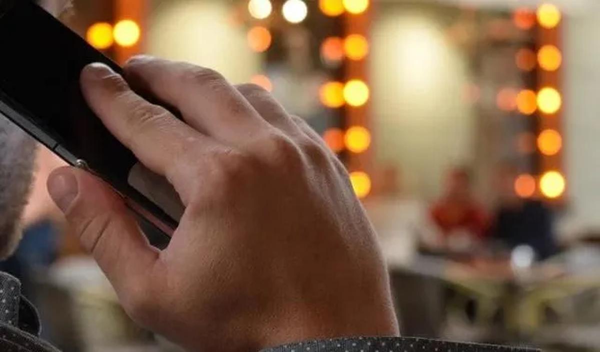 Melansir dari akun Twitter @beacukaiRI, sejak tahun 2020, pemerintah memberlakukan pemblokiran ponsel tanpa izin berdasarkan nomor IMEI.