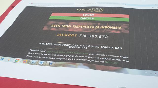 Salah satu barang bukti aplikasi situs judi online naga303 yang digunakan para penjudi masyarakat bawah Garut, Jawa Barat. (Liputan6.com/Jayadi Supriadin)