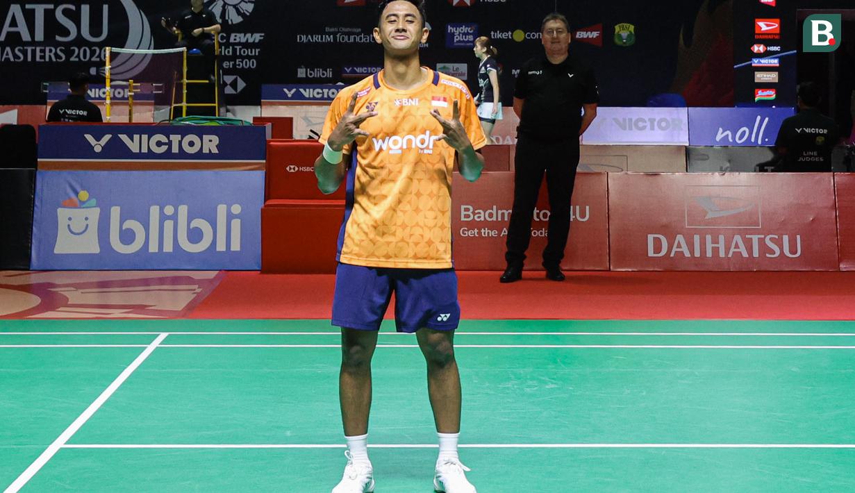 Aksi Alwi Farhan saat melawan wakil India, Ayush Shetty pada babak 32 besar Indonesia Masters 2026 di Istora Senayan, Jakarta, Rabu (21/1/2026). (Bola.com/Abdul Aziz)