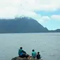 Pendaki menikmati keindahan alam Danau Gunung Tujuh Kerinci. (Liputan6.com/Gresi Plasmanto)