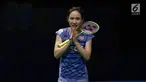 Pebulu tangkis Thailand, Nitchaon Jindapol memberi salam usai dikalahkan pemain Jepang Sayaka Sato di Semifinal Indonesia Open 2017 di Jakarta, Sabtu (17/6). Jindapol kalah 21-13, 18-21, 14-21. (Liputan6.com/Helmi Fithriansyah)