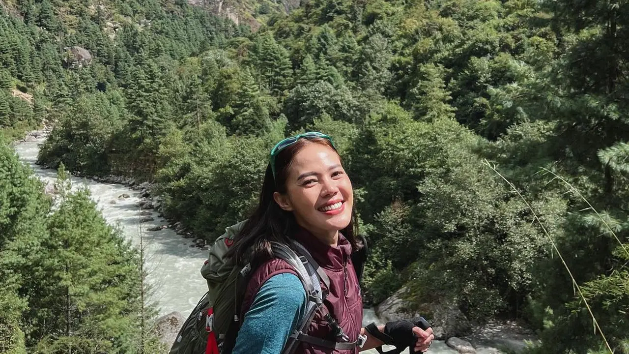 7 Potret Della Dartyan Daki Gunung Es Pertama Kali, Tempuh Perjalanan 16 Hari