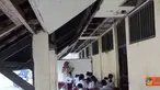Citizen6, Bekasi: Bahkan murid-murid yang kelasnya mengalami kerusakan sangat parah terpaksa, belajar di koridor sekolah guna menghindari korban jiwa. (Pengirim: SDN Pasirranji 04)