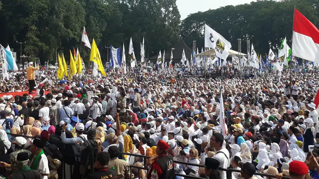 Ribuan massa simpatisan calon pasangan Presiden nomor urut 02, Prabowo-Sandiaga Uno, padati alun-alun Ahmad Yani Kota Tangerang, Sabtu (13/4/2019).