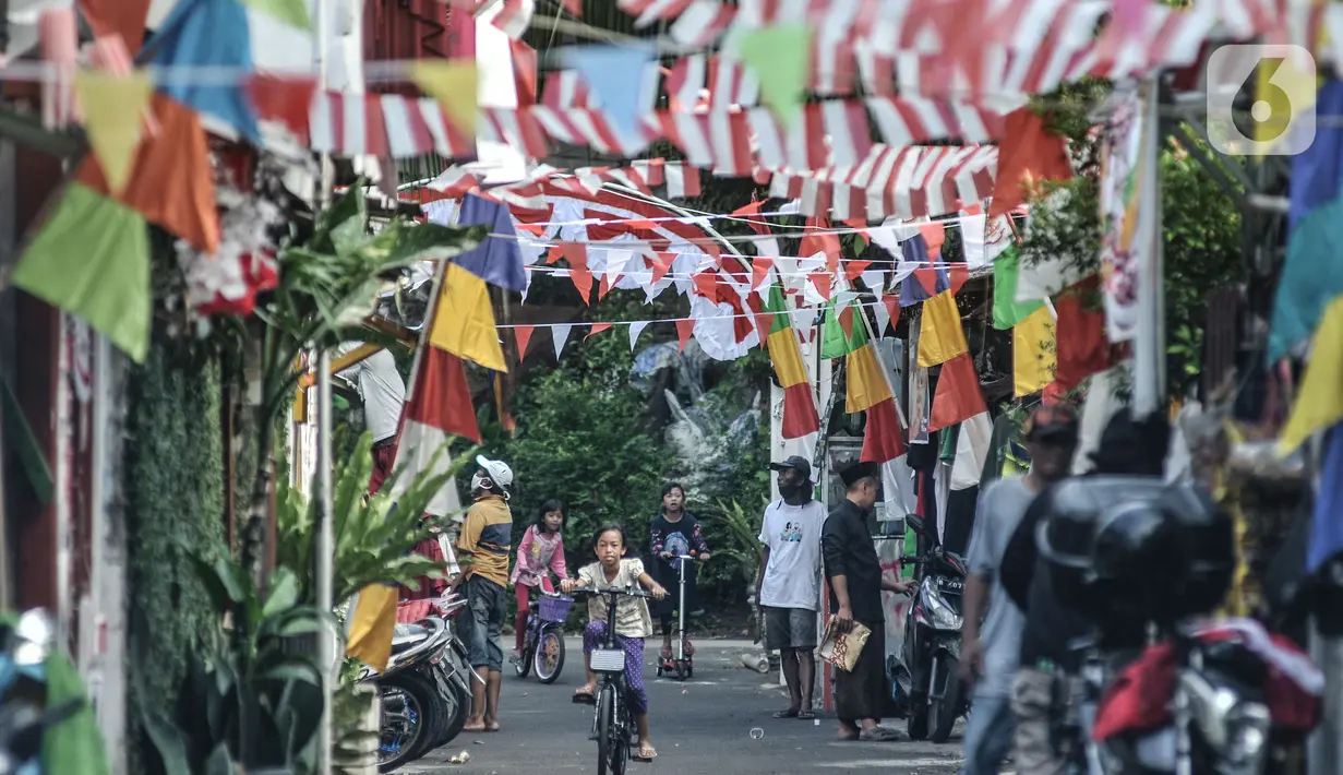 Anak-anak bermain di "Kampung Merdeka" RW 04 Kelurahan Kebon Melati, Tanah Abang, Jakarta, Rabu (11/8/2021). "Kampung Merdeka" dihias dengan mural dan beragam ornamen merah putih dalam rangka menyambut sekaligus memeriahkan Hari Kemerdekaan ke-76 RI. (merdeka.com/Iqbal S Nugroho)