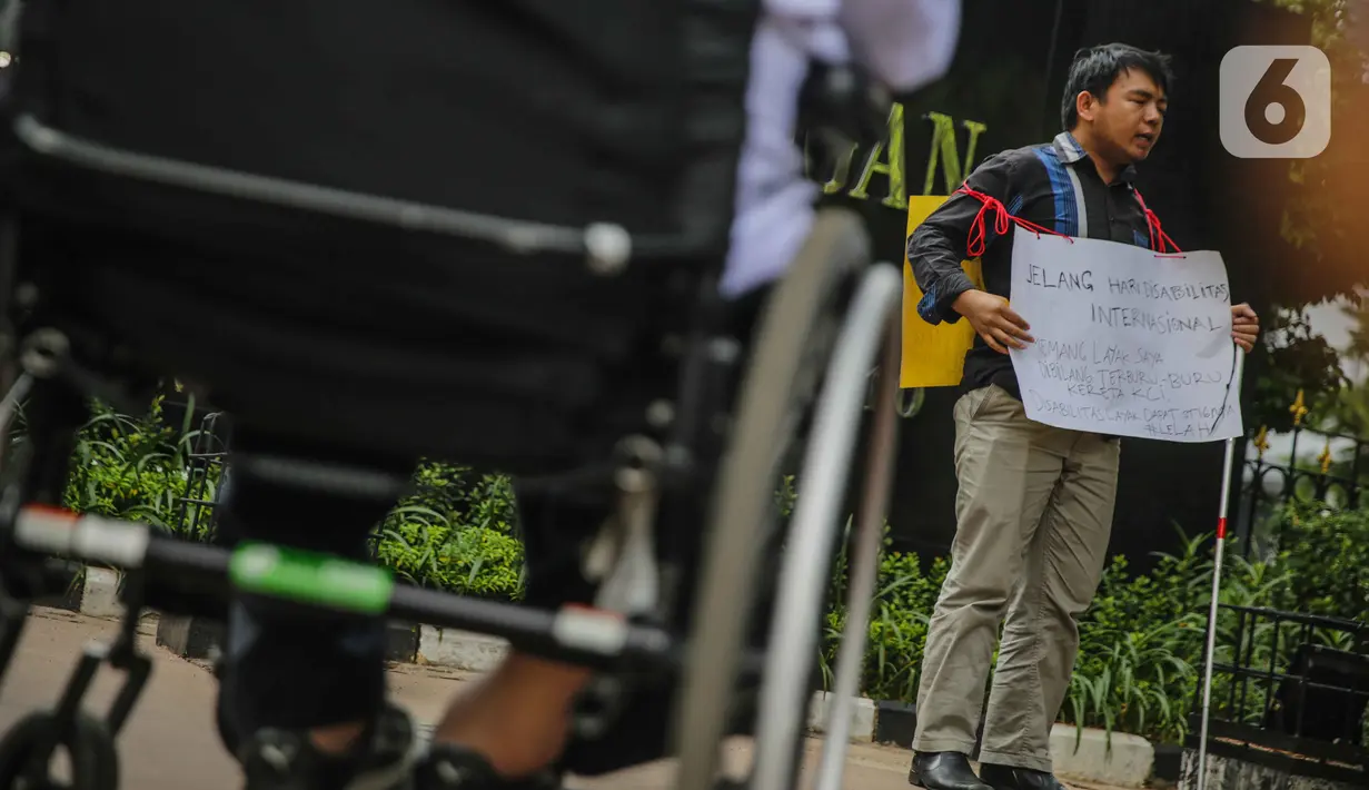 Fazlur Rahman, penyandang disabilitas (tunanetra) korban kecelakaan Commuter Line berunjuk rasa seorang diri di depan kantor Kementerian Perhubungan, Jakarta, Rabu (27/11/2019). Fazlur menuntut Kemenhub sebagai regulator untuk menindak tegas PT Kereta Commuter Indonesia. (Liputan6.com/Faizal Fanani)