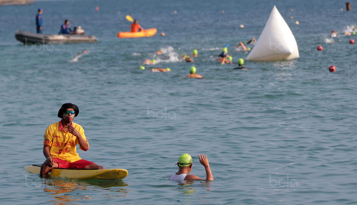 Seorang peserta Rhino Cross Triathlon gagal berlaga setelah mengalami cedera pada Festival Pesona Tanjung Lesung 2017 di Tanjung Lesung, Banten (24/9/2017). Total jarak tempuh Rhino Cross Triathlon 38 km. (Bola.com/Nicklas Hanoatubun)