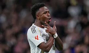 Gol-gol tuan rumah dicetak Gonzalo Garcia pada menit ke-5, Vinicius Junior menit ke-25 dan 48, serta Federico Valverde menit ke-31. Tim tamu sempat menyamakan kedudukan lewat penalti Mikel Oyarzabal pada menit ke-21. (AP Photo/Manu Fernandez)