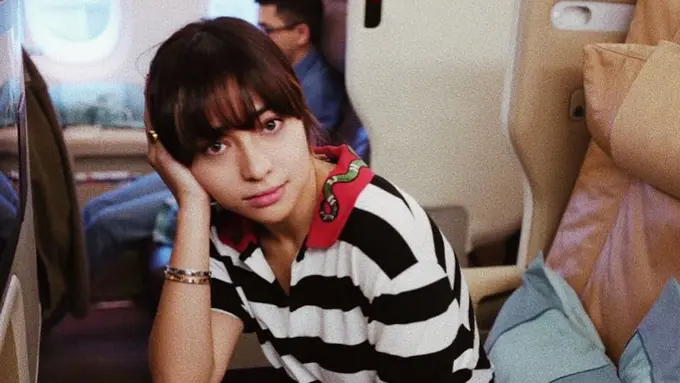 [Bintang] Mulai Dari Kaos Band Sampai Off-Shoulder Dress, 5 Gaya Liburan Santai Nikita Willy Ini Sukses Bikin Iri