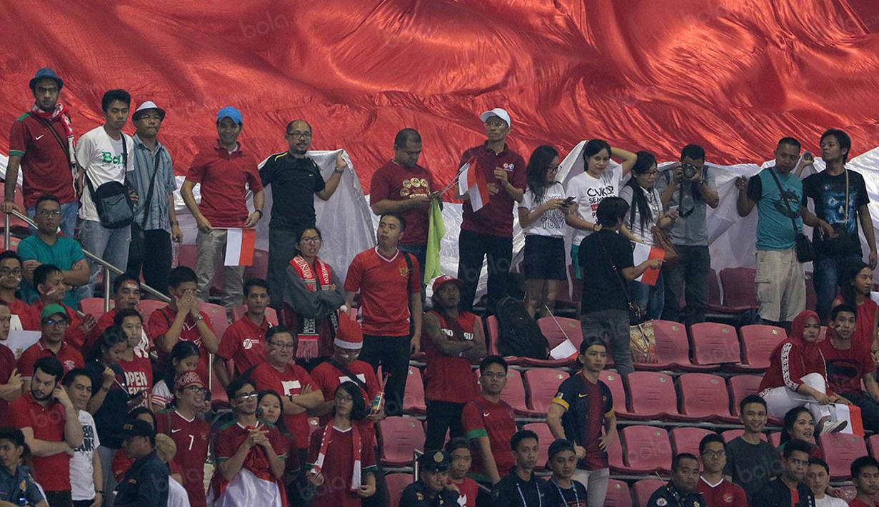 Para suporter Timnas Indonesia menyaksikan laga Piala AFF melawan Filipina pada laga Piala AFF 2016 di Philippine Sports Stadium, Filipina, Selasa (22/11/2016). Kedua tim bermain imbang 2-2. (Bola.com/Nicklas Hanoatubun)