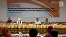 Komisioner Komisi Pemilihan Umum (KPU) memimpin Sidang Uji Publik Rancangan Peraturan KPU di Gedung KPU, Jakarta, Selasa (15/8). Sidang tersebut membahas tiga agenda terkait penyelenggaraan Pemilu 2019. (Liputan6.com/Johan Tallo)