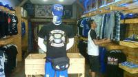 Toko pernik-pernik Viking Fanshop mengalami penurunan omset (Bola.com/Bagas Rahadyan)