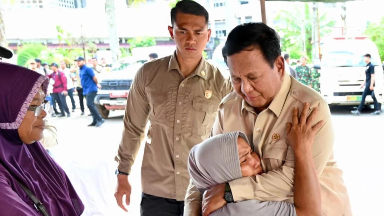 FOTO: Prabowo Tinjau Pengungsian dan Beri Dukungan kepada Warga Terdampak Banjir Bandang