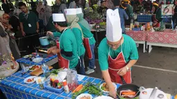 Karyawan Badan Pengkajian dan Penerapan Teknologi (BPPT) beradu cepat saat lomba masak di Puspitek, Setu, Tangerang Selatan, Kamis (24/1). Lomba ini menggunakan bahan baku beras sagu, tepung cassava instan dan ikan nilla. (Merdeka.com/Arie Basuki)