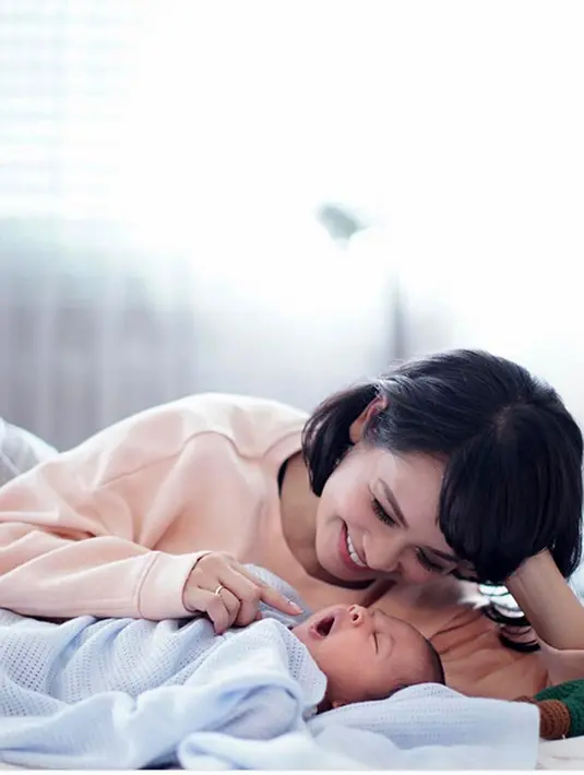 Andien sengaja membawa Kawa untuk ikut dalam aktifitasnya sebagai penyanyi agar sang anak bisa mendengarkan ia bernyanyi. Mengenalkan panggung dan lampu. (Instagram/andienaisyah)