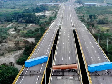 Pasukan militer Venezuela memblokir perbatasan dengan Kolombia di Jembatan Tienditas, Cucuta, Kolombia, Rabu (6/2). Militer memblokade Jembatan Tienditas menggunakan sebuah tanker bahan bakar dan dua kontainer. (EDINSON ESTUPINAN / AFP)