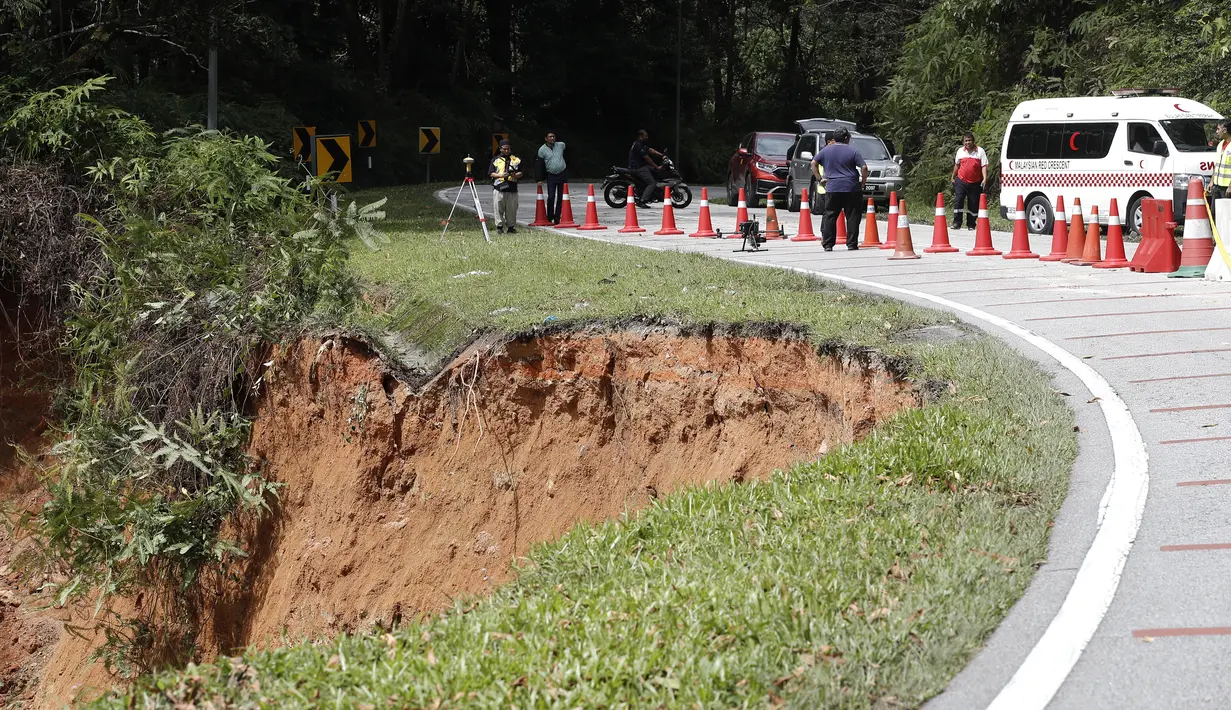 Lokasi tanah longsor di pertanian organik di Batang Kali, Malaysia, Jumat, 16 Desember 2022. Puluhan warga Malaysia diyakini sedang berada di perkemahan wisata di Batang Kali, di luar ibu kota Kuala Lumpur, ketika Insiden itu terjadi, kata seorang kepala polisi distrik. (AP Photo/FL Wong)