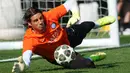 Kiper Inter Milan, Yann Sommer, berusaha menangkap bola saat mengikuti sesi latihan jelang laga final Liga Champions melawan PSG di Appiano Gentile, Senin (26/5/2025). (AP Photo/Antonio Calanni)