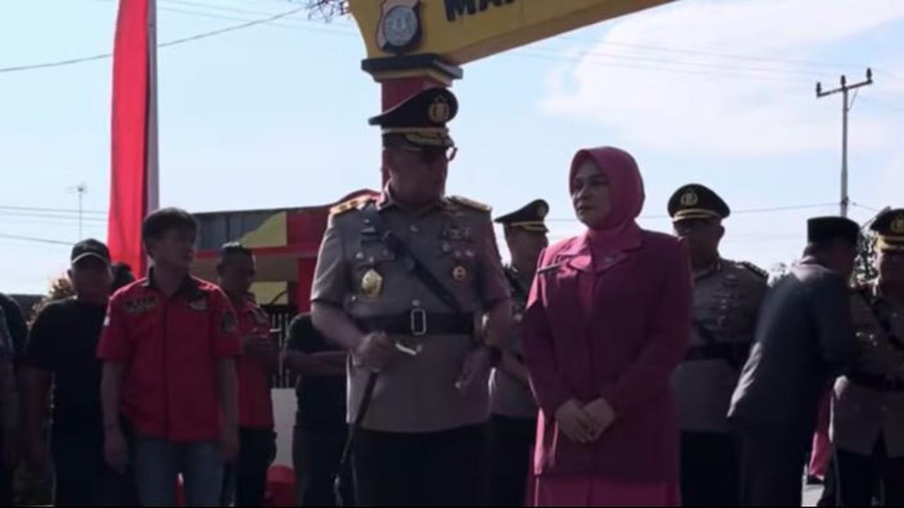 Jenderal Bintang Dua Polri Cium Istri di Acara Penutupan Pendidikan Bintara Polri 'Hanya Dia Pemberi Motivasi Saya