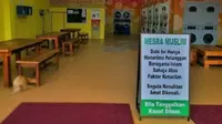 Sebuah tempat laundry di Johor, Malaysia, menuai kontroversi karena hanya bersedia melayani orang muslim (Facebook)