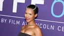 Taylor Russell berpose sambil tersenyum menghadiri pemutaran perdana film "Bones and All" selama Festival Film New York ke-60 di Alice Tully Hall di New York pada hari Kamis, 6 Oktober 2022. Film ini berpusat pada sepasang kanibal muda yang melakukan perjalanan melintasi Amerika. (Arturo Holmes/Getty Images for FLC/AFP)