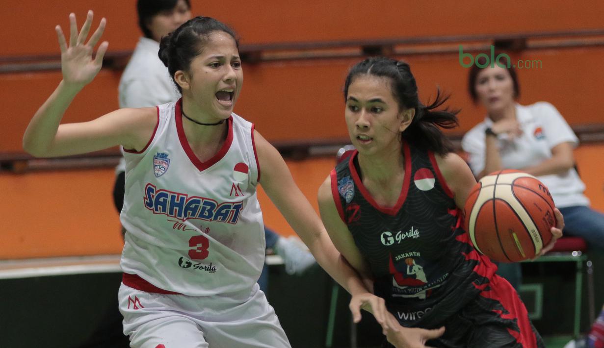 Pemain Sahabat Semarang, Shita Marino (kiri) menahan laju pemain MP Samator Jakarta pada laga Srikandi Cup 2018 di GOR Lokasari, Jakarta, Rabu (21/3/2018). Sahabat menang 51-46. (Bola.com/Nick Hanoatubun)