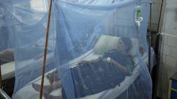 Seorang pasien yang menderita demam berdarah, penyakit yang ditularkan oleh nyamuk, dirawat di bangsal isolasi, di sebuah rumah sakit di Lahore, Pakistan, Jumat (23/9/2022). Pakistan telah mengerahkan ribuan dokter dan paramedis tambahan di provinsi yang paling parah dilanda banjir di negara itu untuk menahan penyebaran penyakit yang telah menewaskan lebih dari 300 orang di antara para korban banjir, kata para pejabat. (AP Photo/K.M. Chaudary)