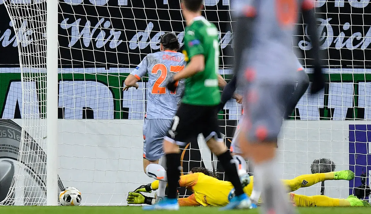Kiper Borussia Moenchengladbach Yann Sommer gagal menahan bola yang dilesakkan pemain Istanbul Basaksehir Irfan Can Kahveci pada laga Grup J Liga Europa di Moenchengladbach, Jerman, Kamis (12/12/2019). Moenchengladbach gagal ke fase gugur setelah kalah 1-2 dari Basaksehir. (AP Photo/Martin Meissner)