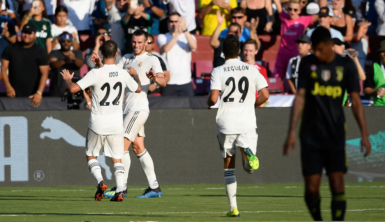 Gelandang Real Madrid Gareth Bale berselebrasi dengan rekannya Isco usai mencetak gol ke gawang Juventus pada pertandingan ICC 2018 di Landover, Md (4/8). Madrid menang telak 3-1 atas Juventus. (AP Photo/Nick Wass)