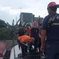 Proses evakuasi jenazah Misnari dari dalam truk tangki pupuk di Probolinggo (Istimewa)