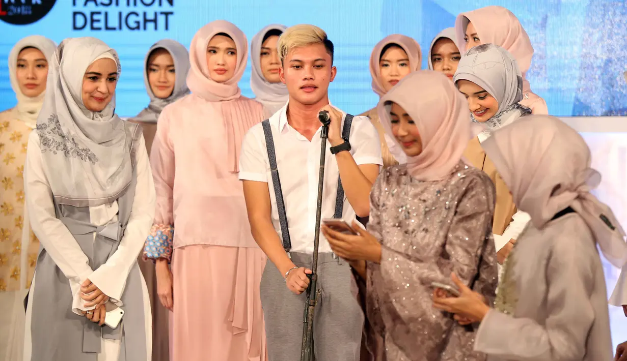 Penyanyi kelahiran Bandung 19 tahun yang biasa disapa Ikki bersama para model yang tampil yang memeragakan busana rancangan Shireen Sungkar dan Zaskia Sungkar yang diberi label Zashi. (Nurwahyunan/Bintang.com)