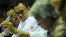 Menteri ESDM, Sudirman Said saat mengikuti Rapat Kerja dengan Komisi VII DPR RI di Kompleks Parlemen, Senayan, Jakarta, Selasa  (12/4). Rapat tersebut membahas Update Perkembangan soal Blok Masela dan Blok Mahakam. (Liputan6.com/Johan Tallo)