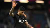 Bek Tottenham Hotspur asal Argentina bernomor punggung 17, Cristian Romero, melambaikan tangan kepada para penggemar saat meninggalkan lapangan setelah pertandingan Liga Inggris antara Burnley dan Tottenham Hotspur di Turf Moor, Burnley, Inggris barat laut pada 24 Januari 2026. Pertandingan berakhir 2-2. (Oli SCARFF/AFP)