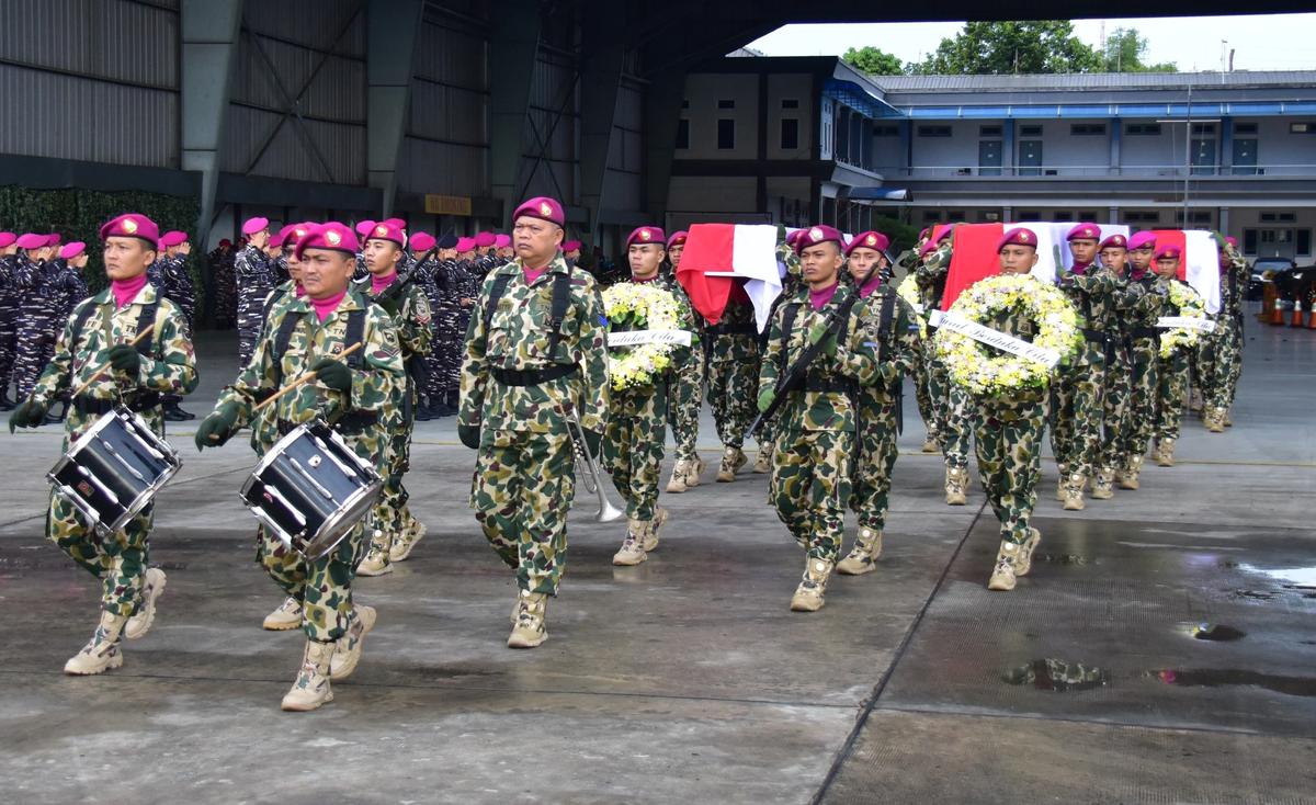 FOTO: Pangkormar Pimpin Pelepasan Prajurit Marinir Korban Longsor Cisarua
