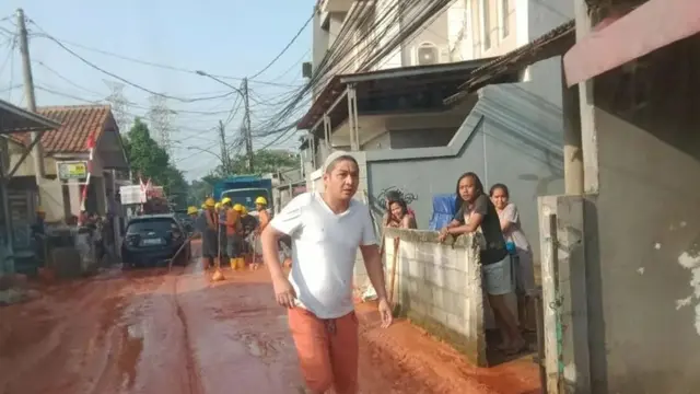 Pasha Ungu mengamuk karena akses jalan yang dilewatinya macet parah imbas galian PLN yang berlumpur (https://www.instagram.com/p/Ch5-Bj2vHOj/)