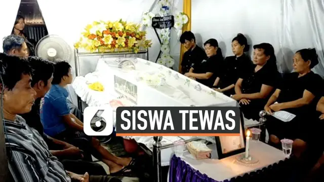 Seorang siswa SMP di Manado tewas setelah dihukum gurunya berlari mengelilingi lapangan karena terlambat. Isak tangis kesedihan keluarga mengiringi pemakaman korban.
