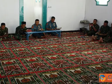 Citizen6, Surabaya: Perwira, Bintara, dan Tamtama Batalyon Howitzer-1 Mar pada saat selesai melaksanakan sholat Dzuhur berjamaah di musholla Batalyon Howitzer-1 Mar, dan diteruskan dengan Tadarrus Al-Qur’an. (Pengirim: Budi Abdillah).