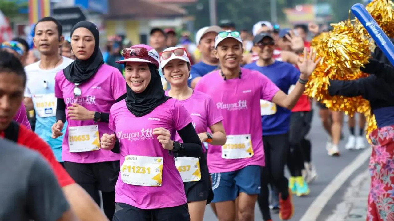 Borobudur masih diselimuti kabut tipis ketika ribuan peserta lari marathon mulai memadati kawasan situs budaya tersebut, Minggu (19/11/2023) pagi. Di antaranya, ada sosok Atikoh Supriyanti yang tak lain istri capres Ganjar Pranowo (Istimewa)