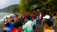 Proses evakuasi jenazah Asep Mulyana (20), pemuda yang digulung ombak pantai selatan di Pantai Cibangban, Cisolok, Kabupaten Sukabumi, Jabar. (Liputan6.com/Mulvi Mohammad)