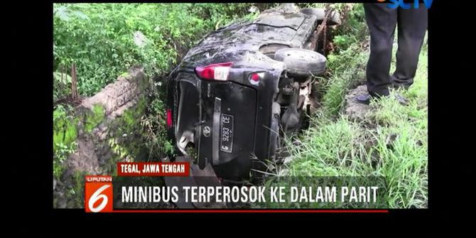 Minibus Peziarah Asal Jakarta Terperosok ke dalam Parit di Tegal