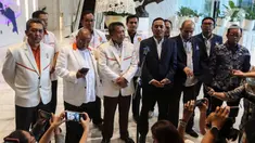 Ketua DPP Partai NasDem Willy Aditya dan Fauzi Amro beserta Wakil Ketua Majelis Syura PKS Sohibul Iman (tengah), Sekretaris Jenderal PKS Habib Aboe Bakar Alhabsyi, dan Ketua DPP PKS Al Muzammil Yusuf  memberikan keterangan sebelum pertemuan tertutup di NasDem Tower, Jakarta, Jumat (3/2/2023). Pertemuan tersebut membahas langkah-langkah strategis sesama anggota koalisi perubahan. (Liputan6.com/Johan Tallo)