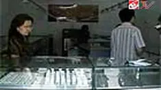 Setelah meminum minuman yang diberikan sepasang lelaki dan perempuan, dua karyawan toko emas Sion di Sragen, Jateng, terhipnotis. Keduanya menuruti perintah pelaku yang membawa kabur perhiasan emas senilai belasan juta rupiah. 