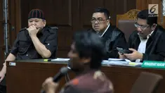 Terdakwa suap pemberian izin lokasi perkebunan di Kutai Kartanegara, Hery Sutanto Gun (kiri) saat sidang lanjutan di Pengadilan Tipikor, Jakarta, Selasa (27/3). Sidang beragenda mendengar keterangan saksi. (Liputan6.com/Helmi Fithriansyah)