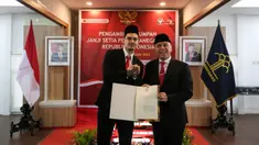 Pemain Naturalisasi Timnas Indonesia, Shayne Pattynama berfoto bersama Ketua Umum PSSI, Mochamad Iriawan sambil memegang Surat Keputusan Presiden Republik Indonesia Tentang Pemberian Kewarganegaraan Republik Indonesia saat Pengambilan Sumpah Janji Setia Pewarganegaraan Republik Indonesia yang berlangsung di Kantor Wilayah Kementetian Hukum dan HAM DKI Jakarta, Selasa (24/01/2023). (Bola.com/Bagaskara Lazuardi)