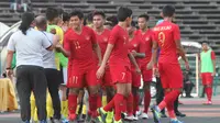 Bek Timnas Indonesia U-22, Firza Andika, bersalaman dengan staff Malaysia U-22 usai laga Piala AFF U-22 2019 di Stadion National Olympic, Phnom Penh, Selasa (20/2). Kedua negara bermain imbang 2-2. (Bola.com/Zulfirdaus Harahap)