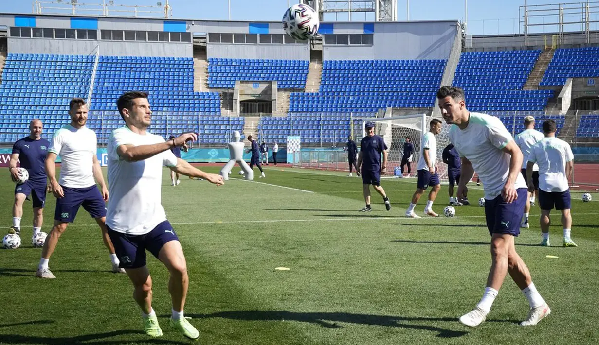 Para pemain Swiss menghadiri sesi latihan di Stadion Petrovsky, St. Petersburg, Rusia, Kamis (1/7/2021). Swiss akan menghadapi Spanyol pada pertandingan perempat final Euro 2020. (AP Photo/Dmitri Lovetsky)